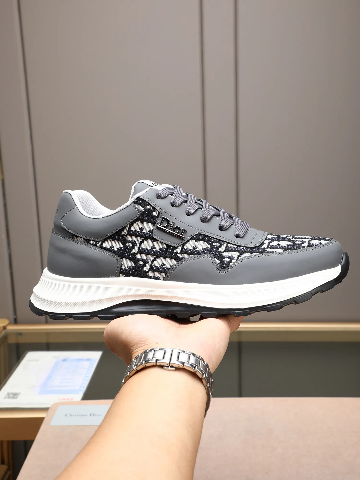🆕🆕🆕Men's Shoes💰P460 Dior's avant-garde and versatile fashionable men's shoes are privately modeled, calfskin stitched with Dior's special waterproof fabric, fashionable, simple, stylish, eye-catching and classy. It will subvert old ideas and be a must-have for fashionistas who want to spend time with you! Must keep it for yourself! High-end comfort but low-end, high-end quality workmanship. Code number: 38-44 (45 customized) 4 colors for your choice [kiss][kiss][kiss]